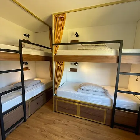 33 - Youth 18 To 35 Only Albergue Baleal