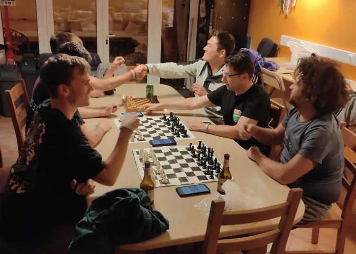 33 - Youth 18 To 35 Only אכסניה בליאל