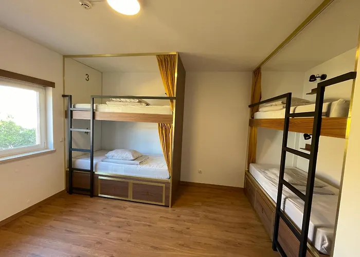 33 - Youth 18 To 35 Only אכסניה בליאל