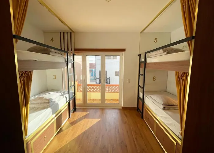 33 - Youth 18 To 35 Only אכסניה