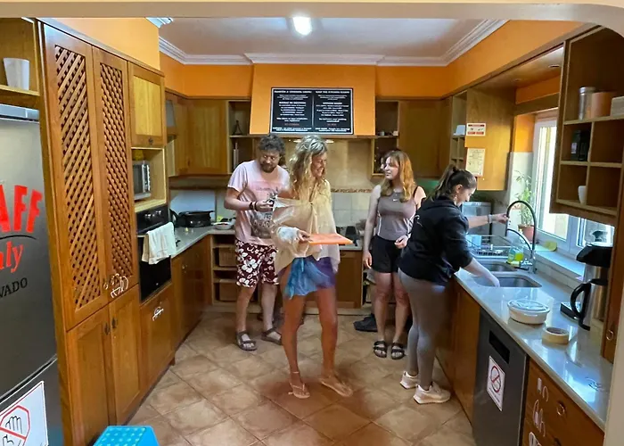 33 - Youth 18 To 35 Only אכסניה בליאל