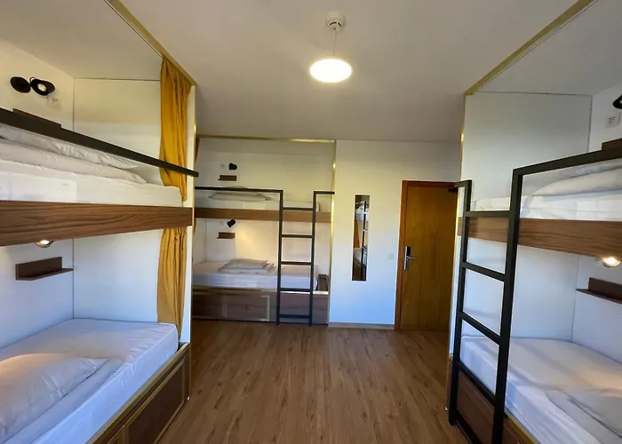 אכסניה 33 - Youth 18 To 35 Only *