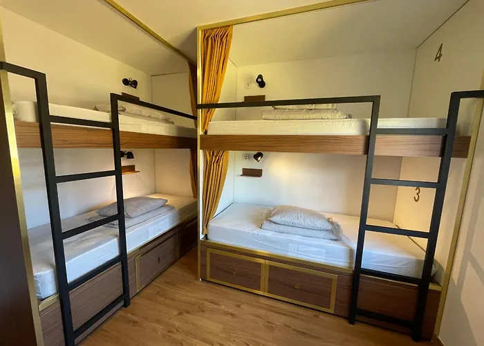 33 - Youth 18 To 35 Only אכסניה בליאל