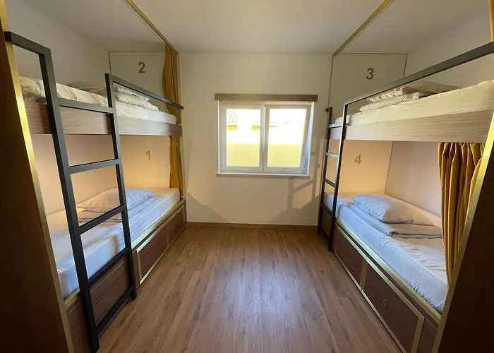 33Hostel - Solo Traveller 18 To 35 Only *