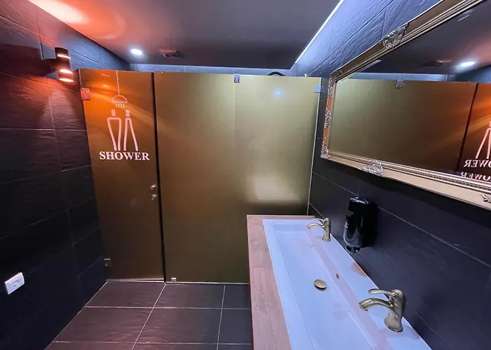 33 - Youth 18 To 35 Only אכסניה *