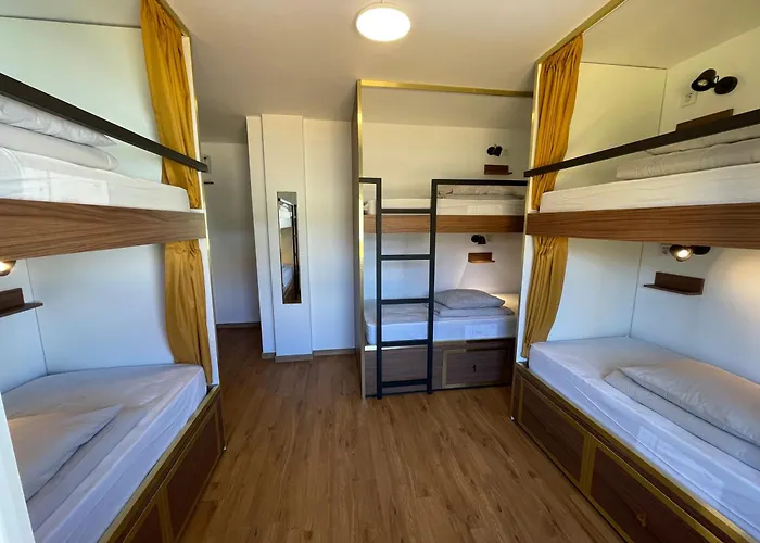 אכסניה 33 - Youth 18 To 35 Only