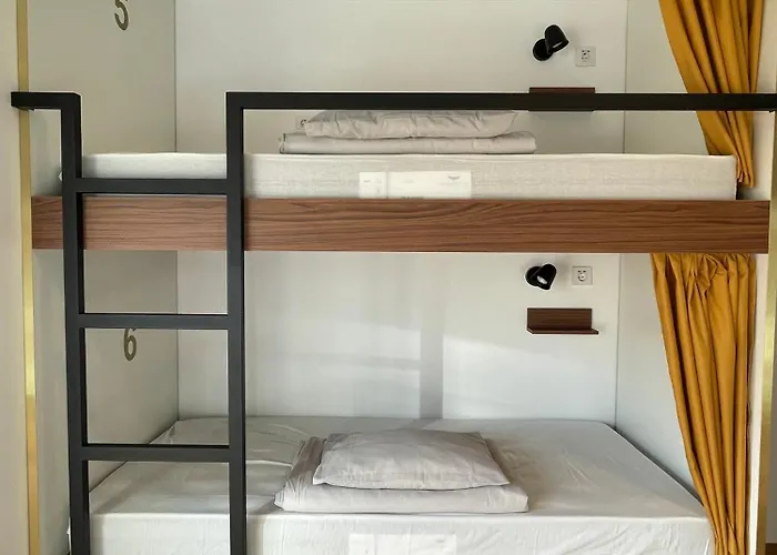 אכסניה 33 - Youth 18 To 35 Only *